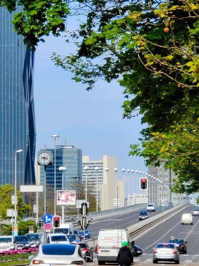 Center ! 2 Stops From The City Center! ウィーン エクステリア 写真